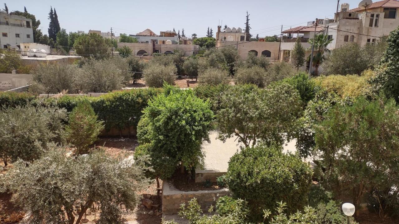 Black Iris Hotel Madaba Buitenkant foto
