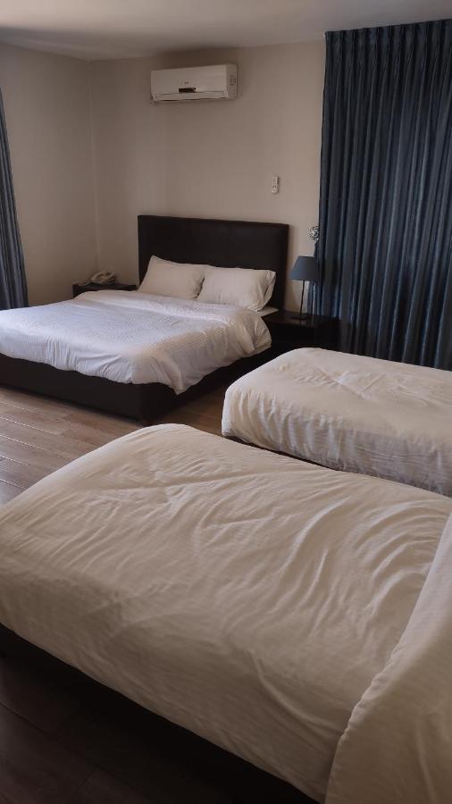 Black Iris Hotel Madaba Buitenkant foto
