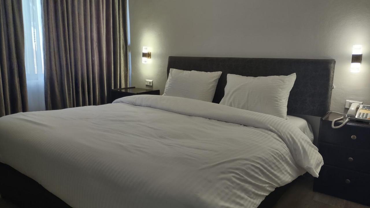 Black Iris Hotel Madaba Buitenkant foto