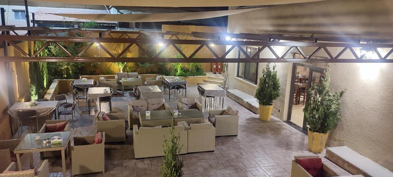 Black Iris Hotel Madaba Buitenkant foto