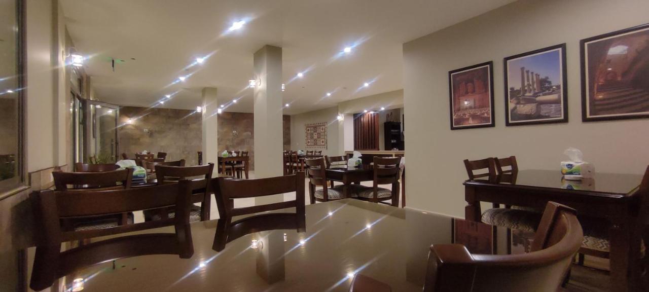 Black Iris Hotel Madaba Buitenkant foto