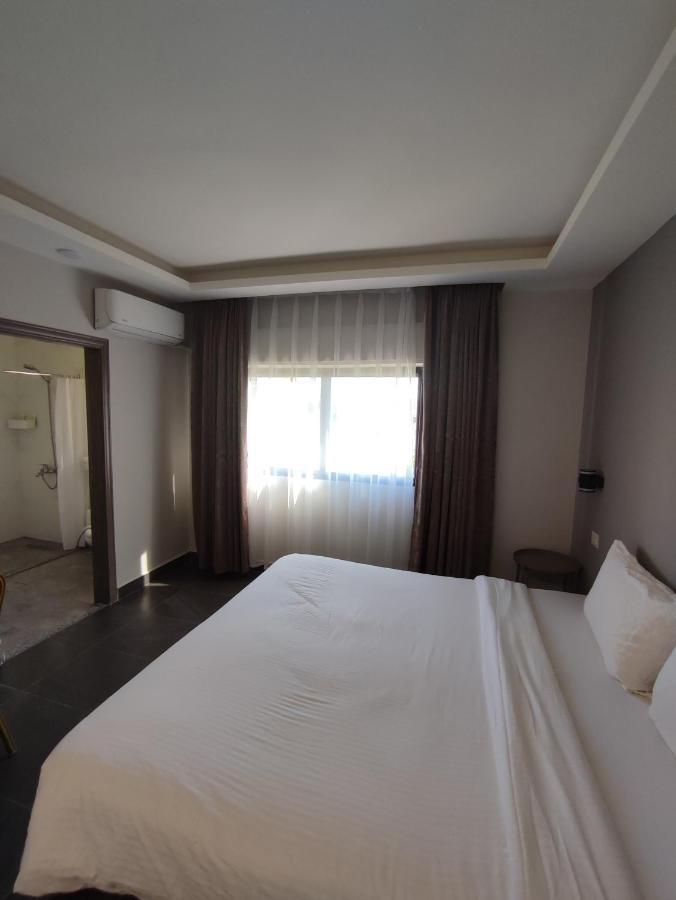 Black Iris Hotel Madaba Buitenkant foto