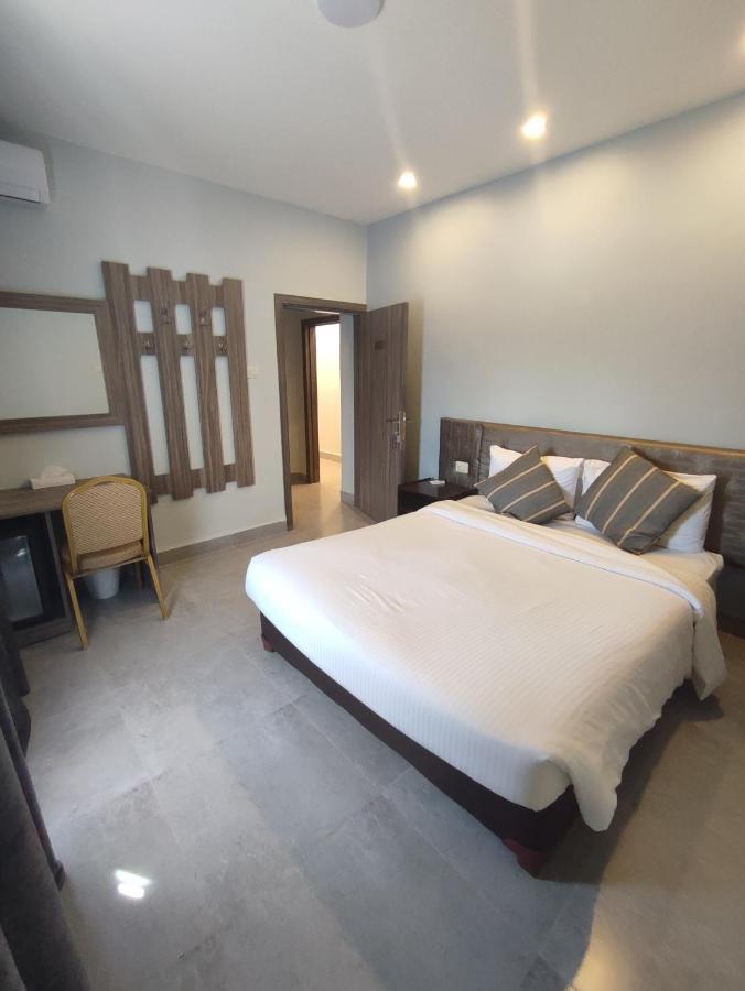 Black Iris Hotel Madaba Buitenkant foto